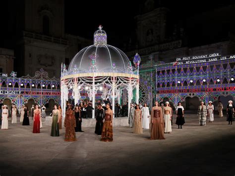 ospiti sfilata dior lecce|Dior Cruise 2021: le foto della sfilata a Lecce .